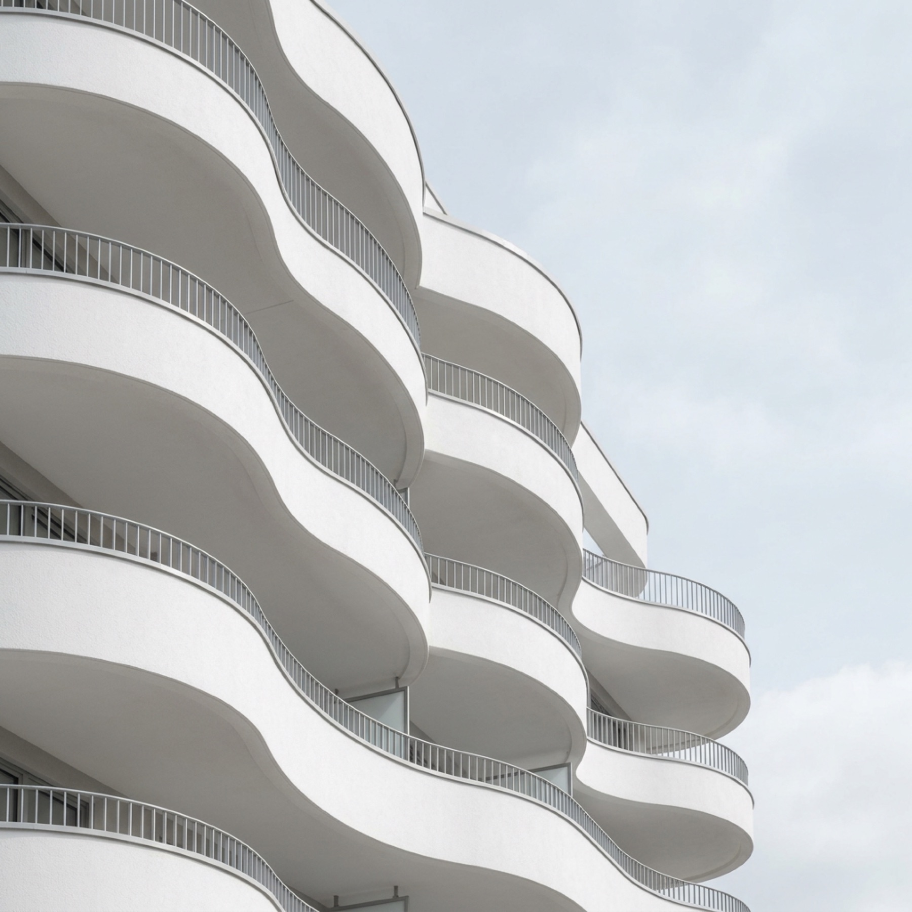 Curved-balcony architecture